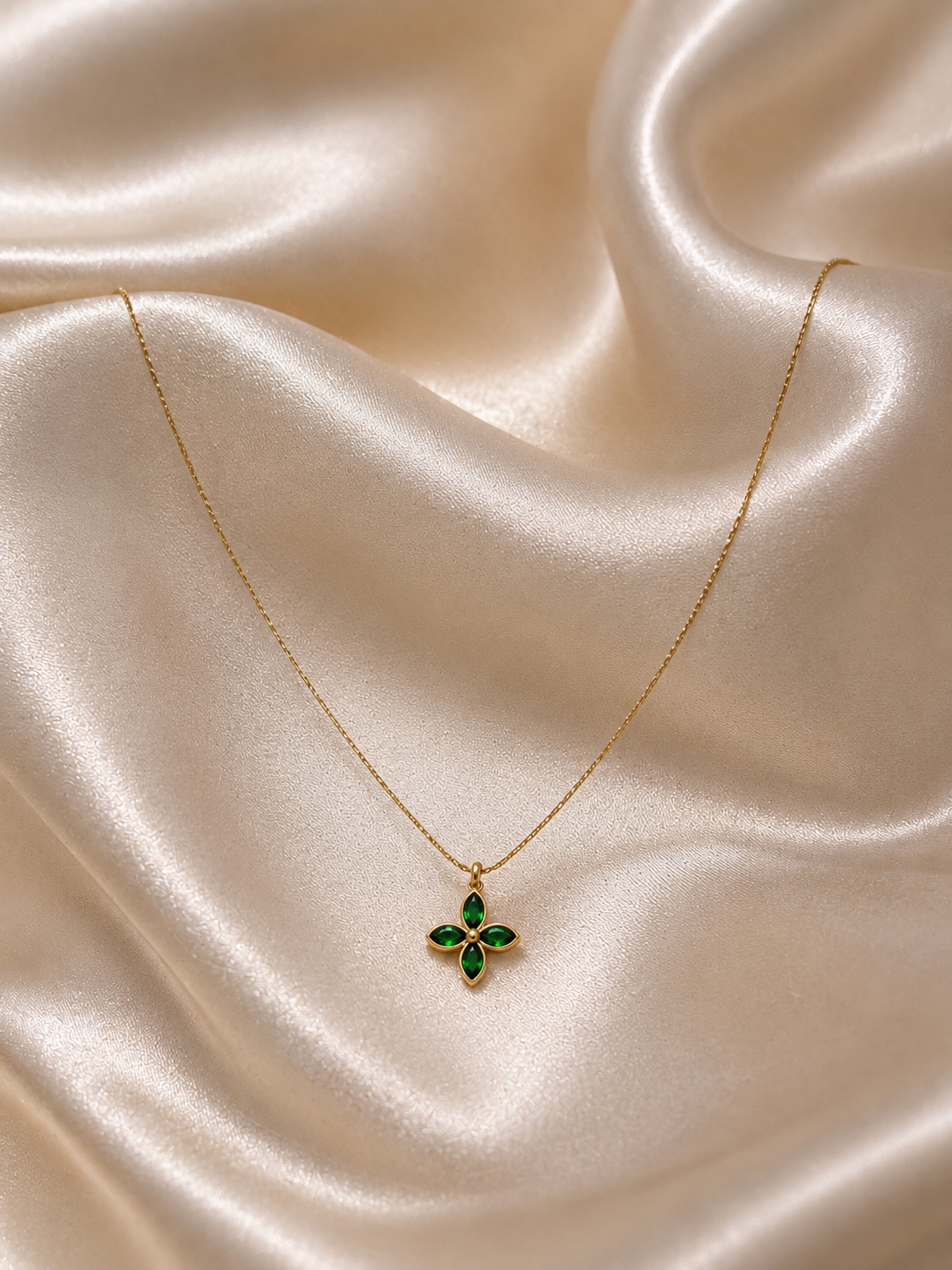 Emerald bloom necklace
