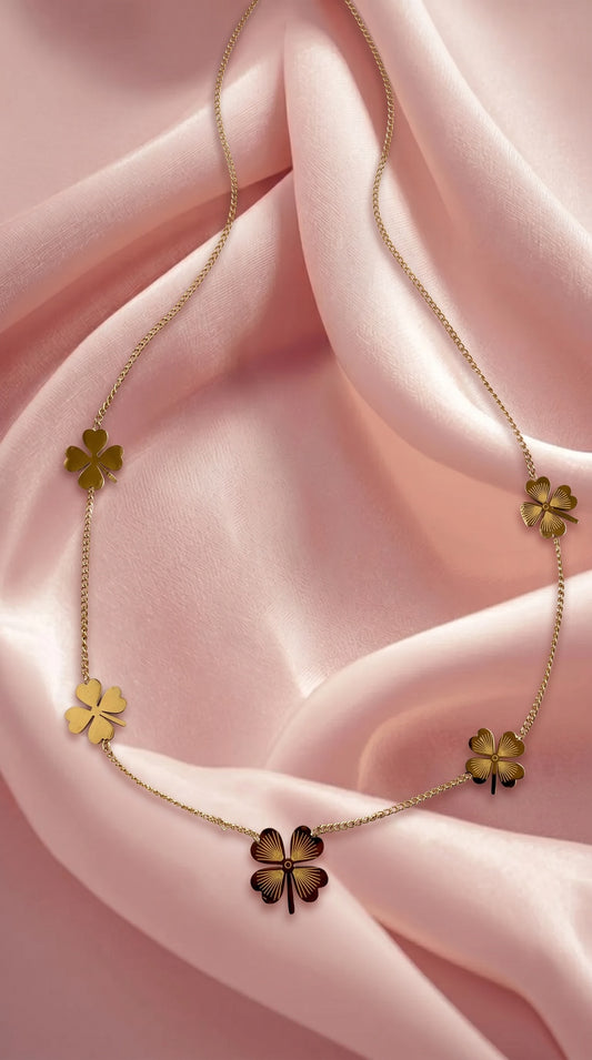 Mini Clover Necklace in Gold Ton